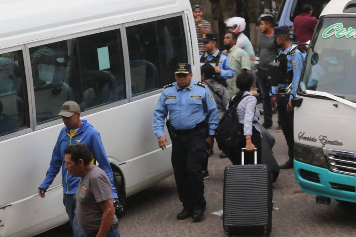 Entre otras acciones, elementos policiales asistieron a una menor que presentaba una herida en su ojo, así como a ciudadanos que tenían citas médicas en la capital. 