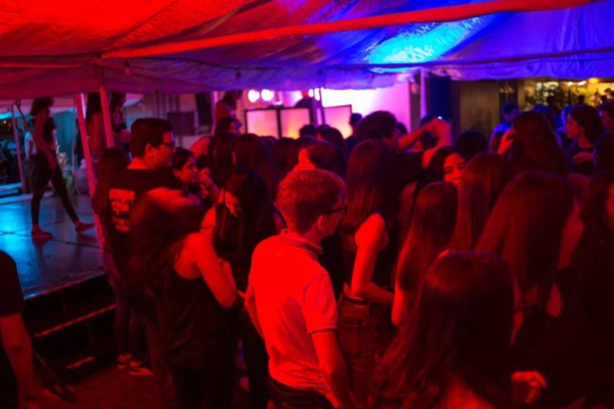 Ambiente de fiesta y hermandad.