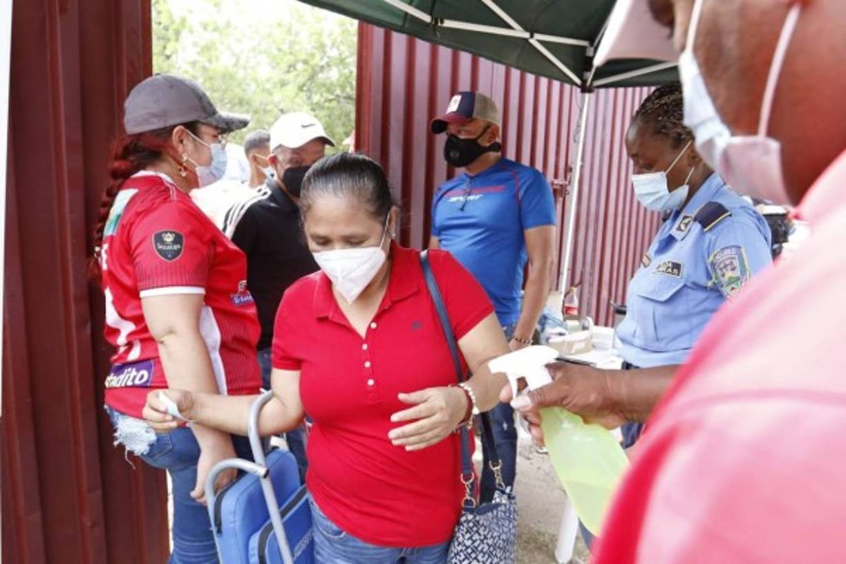 Personas de todas las edades se hicieron presentes y la mayoría llegó con la mascarilla.