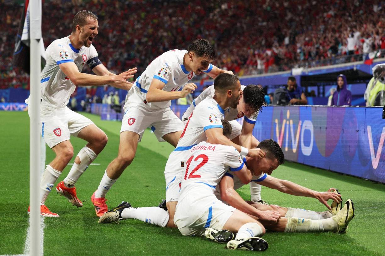 Y la sorpresa llegó. Dominadora en el juego y con más y mejores ocasiones, la Seleçao recibió un jarro de agua fría con el gol del volante checo Lukas Provod (62) de soberbio disparo desde fuera del área que se fue envenenando hasta batir a Diogo Costa.
