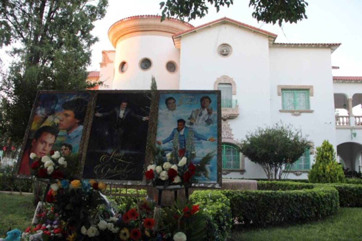 En el primer aniversario de su muerte, en Juárez, Chihuahua, México, se ve una casa de Juan Gabriel adornada con flores y afiches.