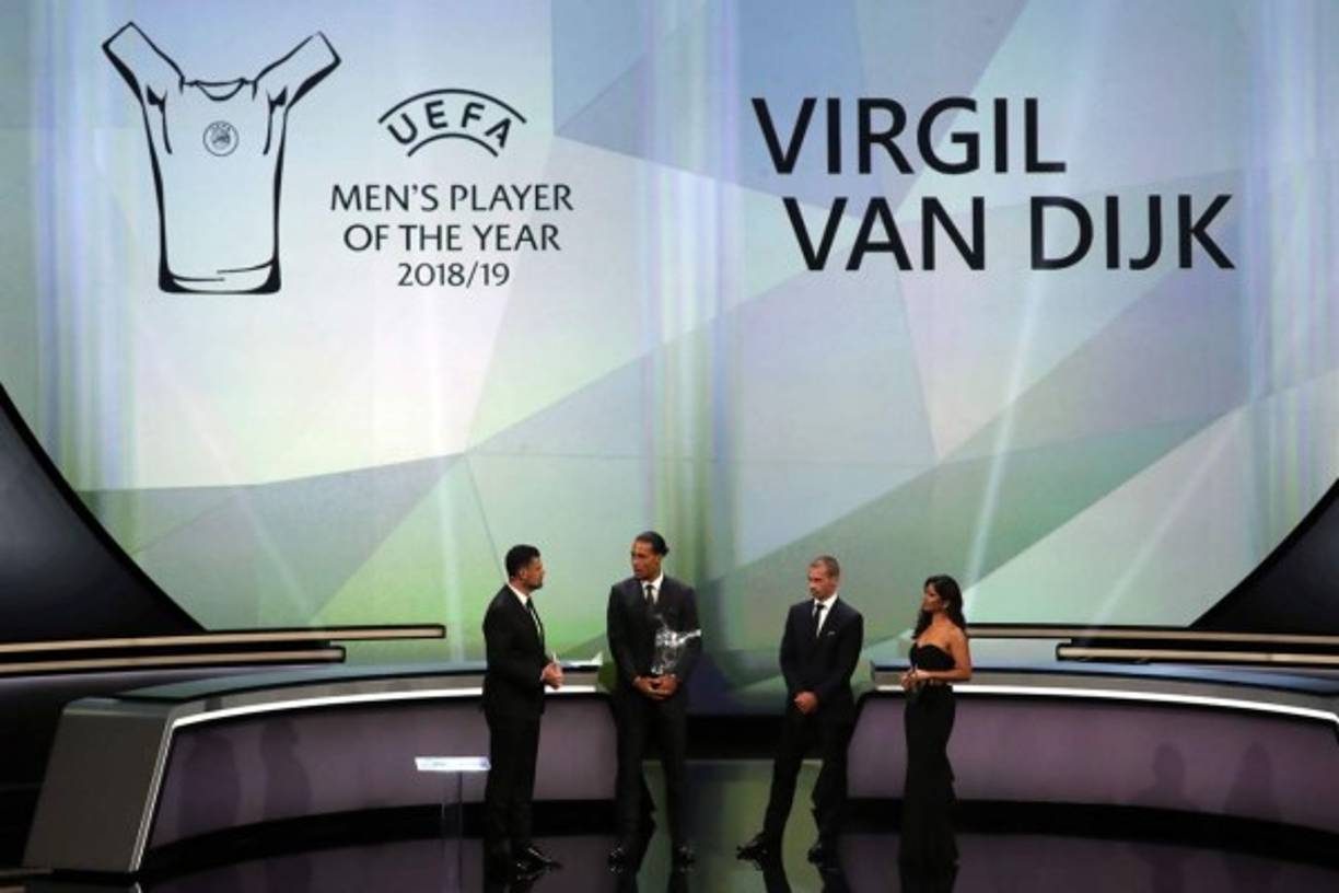 Momento en el que el defensa holandés Virgil van Dijk era premiado como el Mejor Jugador de la UEFA.