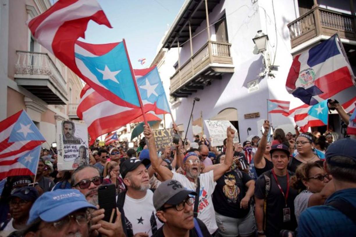 Miles de puertorriqueños salieron este jueves a las calles de San Juan para celebrar la dimisión del gobernador de la isla, Ricardo Rosselló, que fue anunciada por el propio mandatario la noche del miércoles y que será efectiva a partir del 2 de agosto, tras la crisis desatada por las filtraciones de sus polémicos chats.