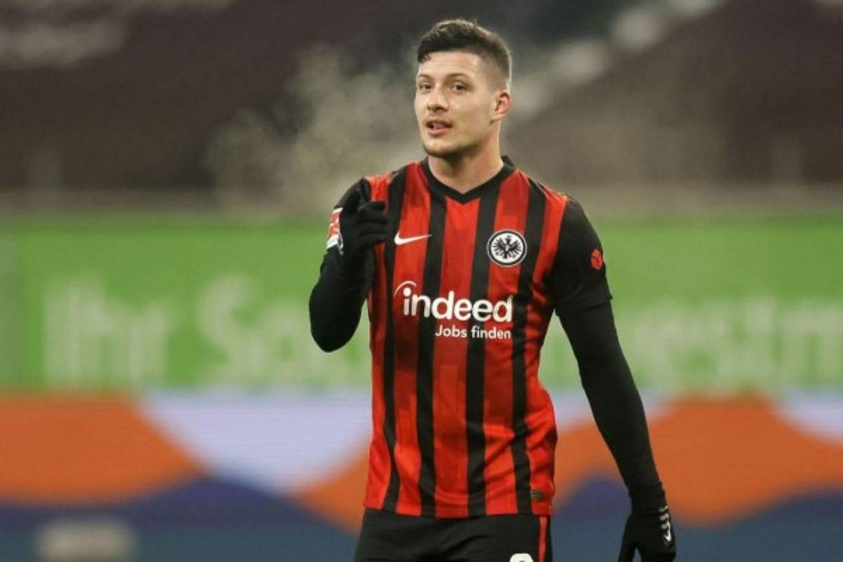 Según informa el diario alemán Bild, Luka Jovic pudo haberse ido al AC Milan, al West Ham o al Wolverhampton, en vez de regresar al Eintracht Frankfurt. Al final, el todavía jugador del Real Madrid optó por regresar al equipo alemán donde se siente como en casa y así tener los minutos y la confianza que no consiguió encontrar en el conjunto blanco con Zidane.
