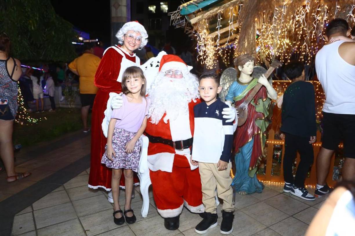 Los niños se tomaron fotos con Santa y su ayudante.