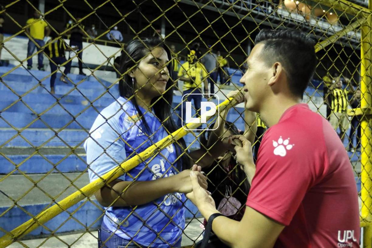 El portero suplente deal Real España, Michael Perelló, también fue recibido por su esposa Abigail Arteaga con un cariñoso beso.