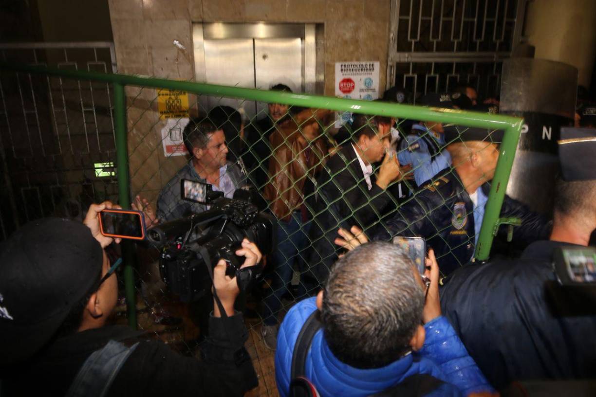Tres diputados del Partido Nacional que estaban esperando ingresar al Congreso fueron agredidos este martes por colectivos de Libre. 