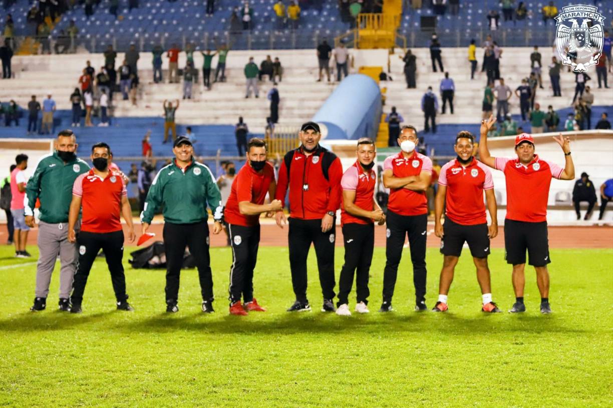 El resultado de la foto del cuerpo técnico tras ganar el clásico sampedrano.