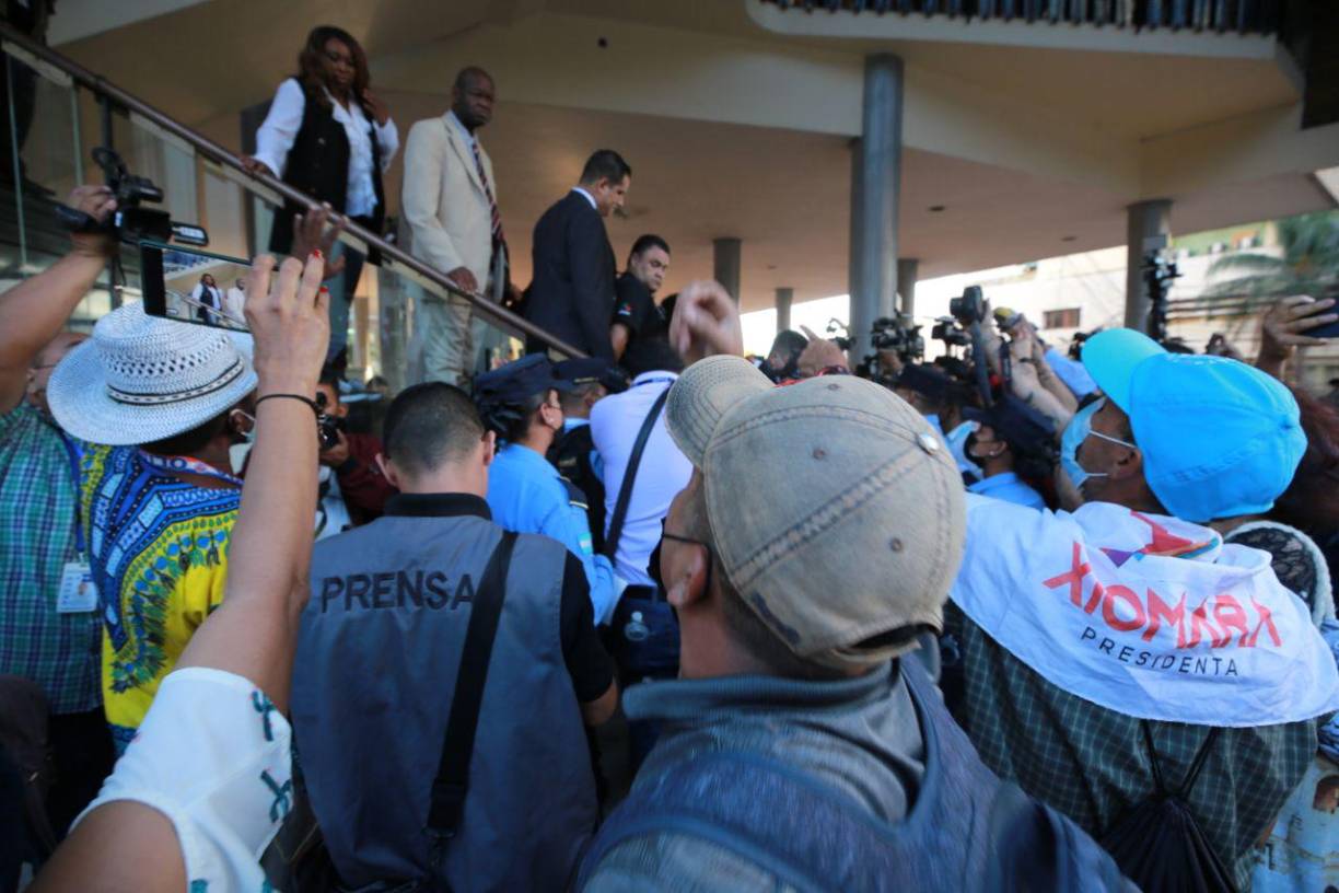 Los simpatizantes de Libre llegaron a los bajos del Congreso Nacional vigilar la elección de los nuevos magistrados de la Corte Suprema de Justicia.