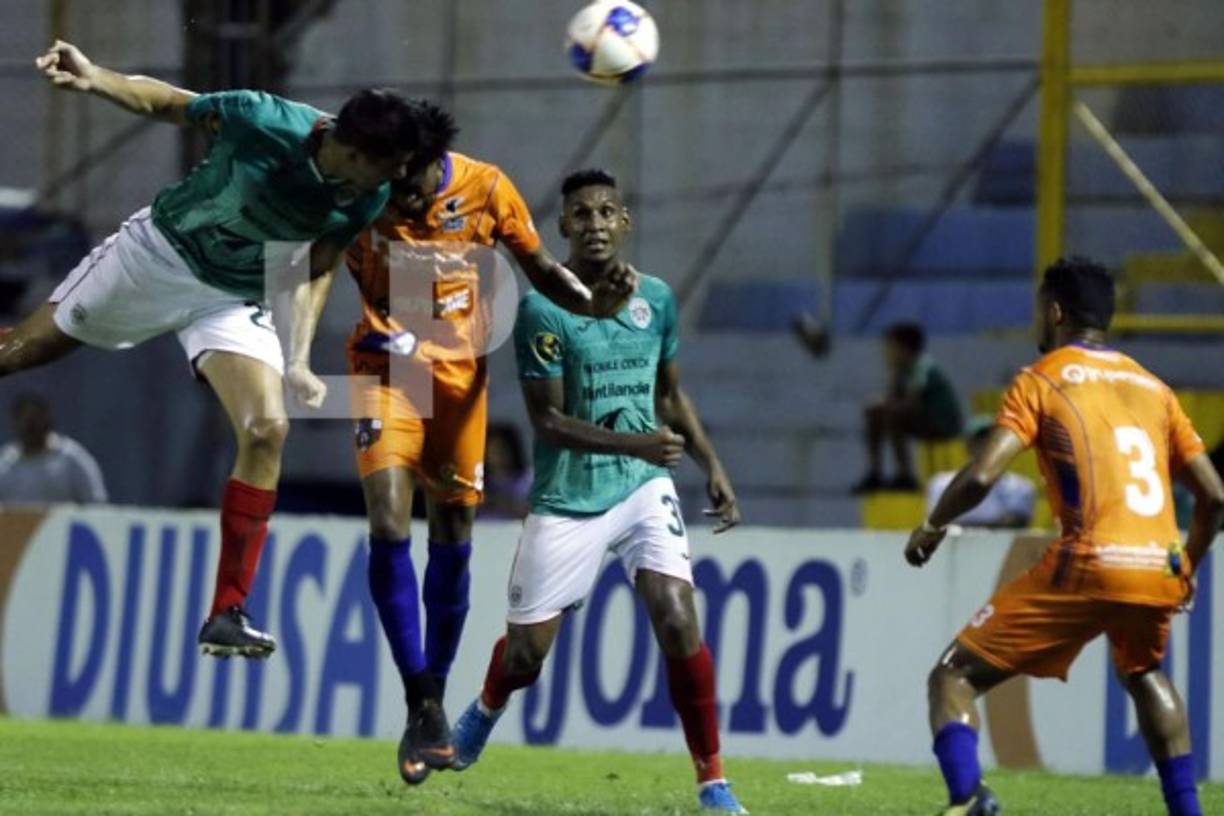 Bruno Volpi le gana el balón a Sonny Fernández y realiza un cabezazo con dirección al arco de la UPN.