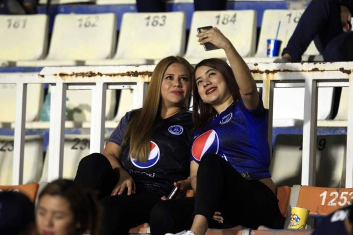 Una selfie de dos guapas aficionadas del Motagua en las gradas del estadio Nacional, antes de la derrota del Ciclón Azul contra el Platense.