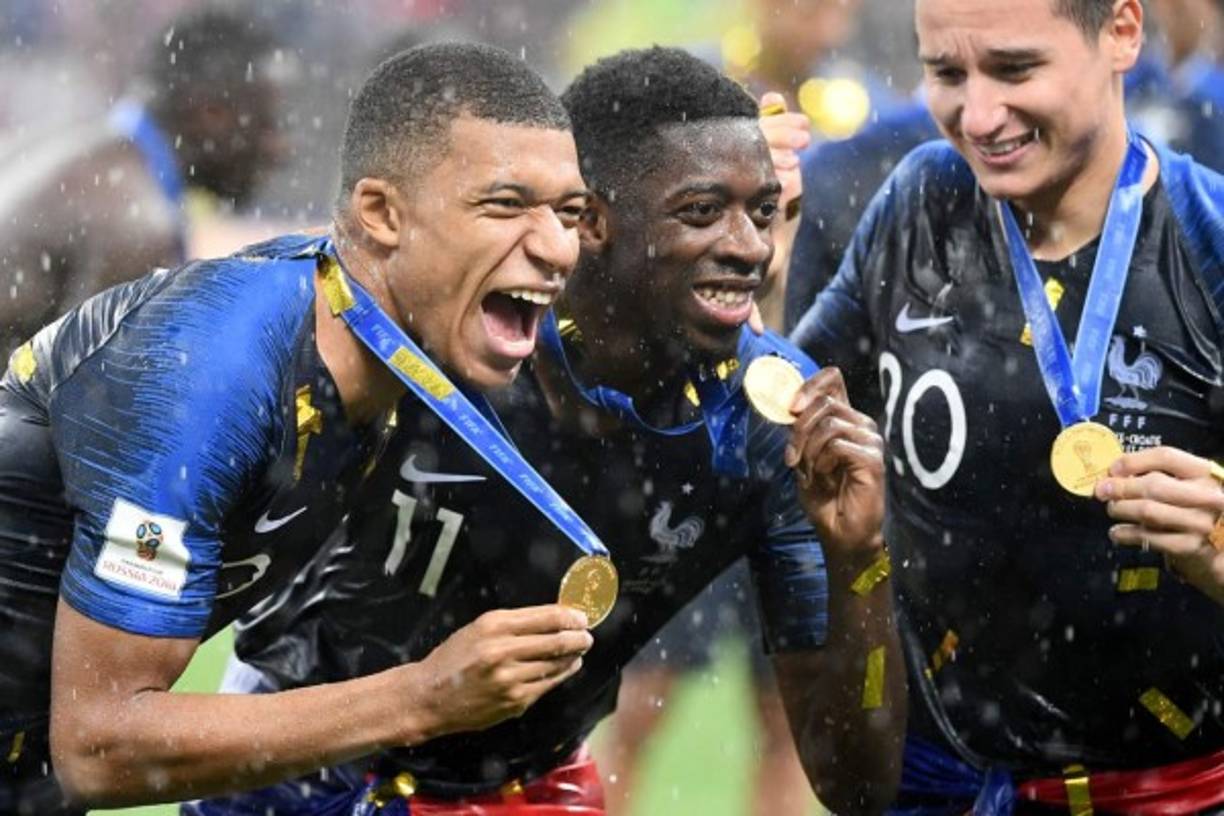 Mbappé y Dembélé posando con las medallas de campeones del mundo.