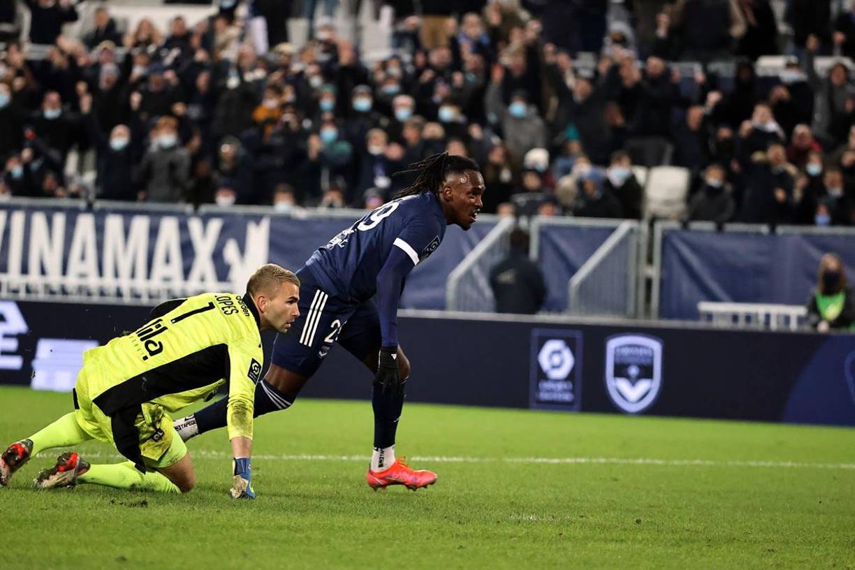 Alberth Elis dejó tendido al portero portugués Anthony Lopes.