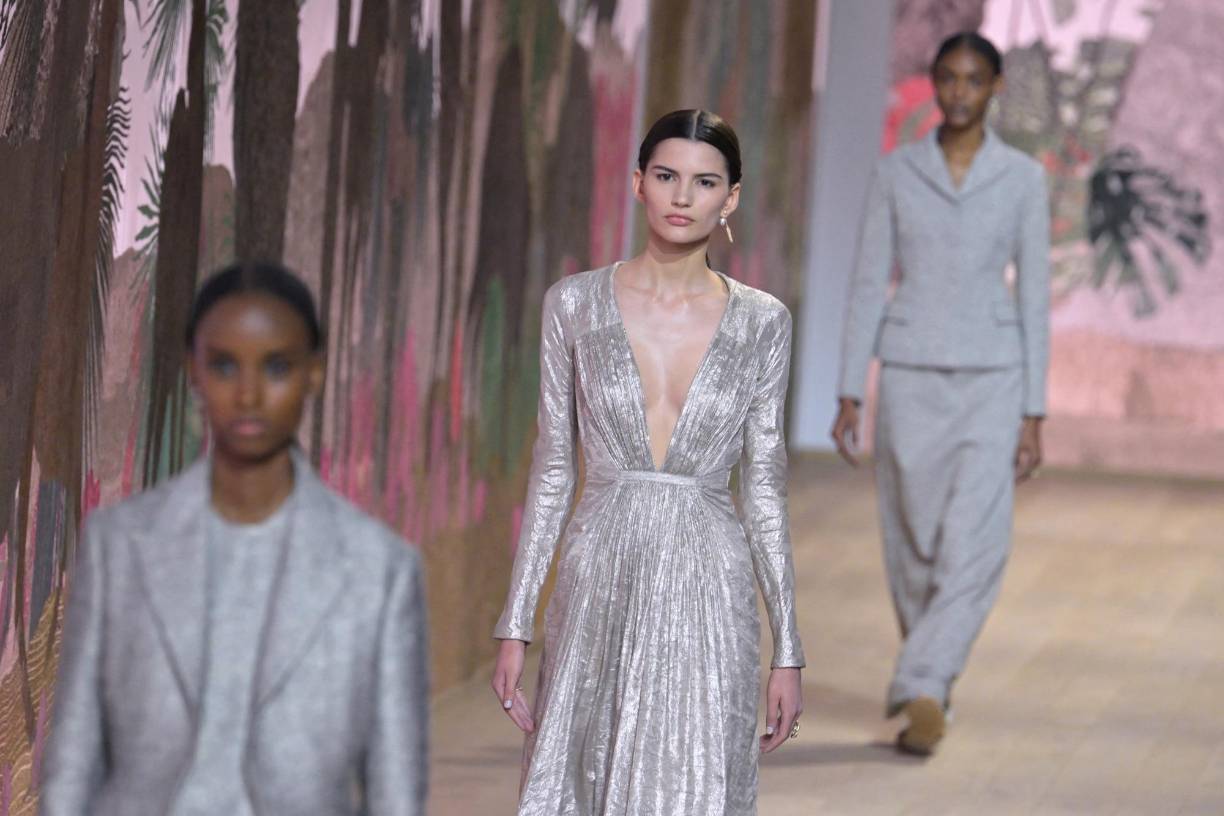 Christian Dior presentó su colección de Alta Costura para damas otoño-invierno 2023- 2024 en el Fashion Week en Paris, en el Museo Rodin. La silueta es vertical, la línea limpia y los colores refinados: blanco, negro, beige, dorado y plateado. 
