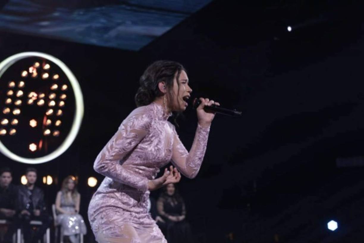 Uno de los looks que más ha fascinado en redes sociales, es el vestido que utilizó cuando interpretó la canción 'Eclipse total del amor'.