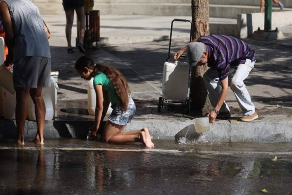 El apagón colapsó el suministro de agua, porque las bombas de los tanques requieren energía para funcionar. Ante ello, muchos intentan aprovisionarse del vital líquido de donde sea.
