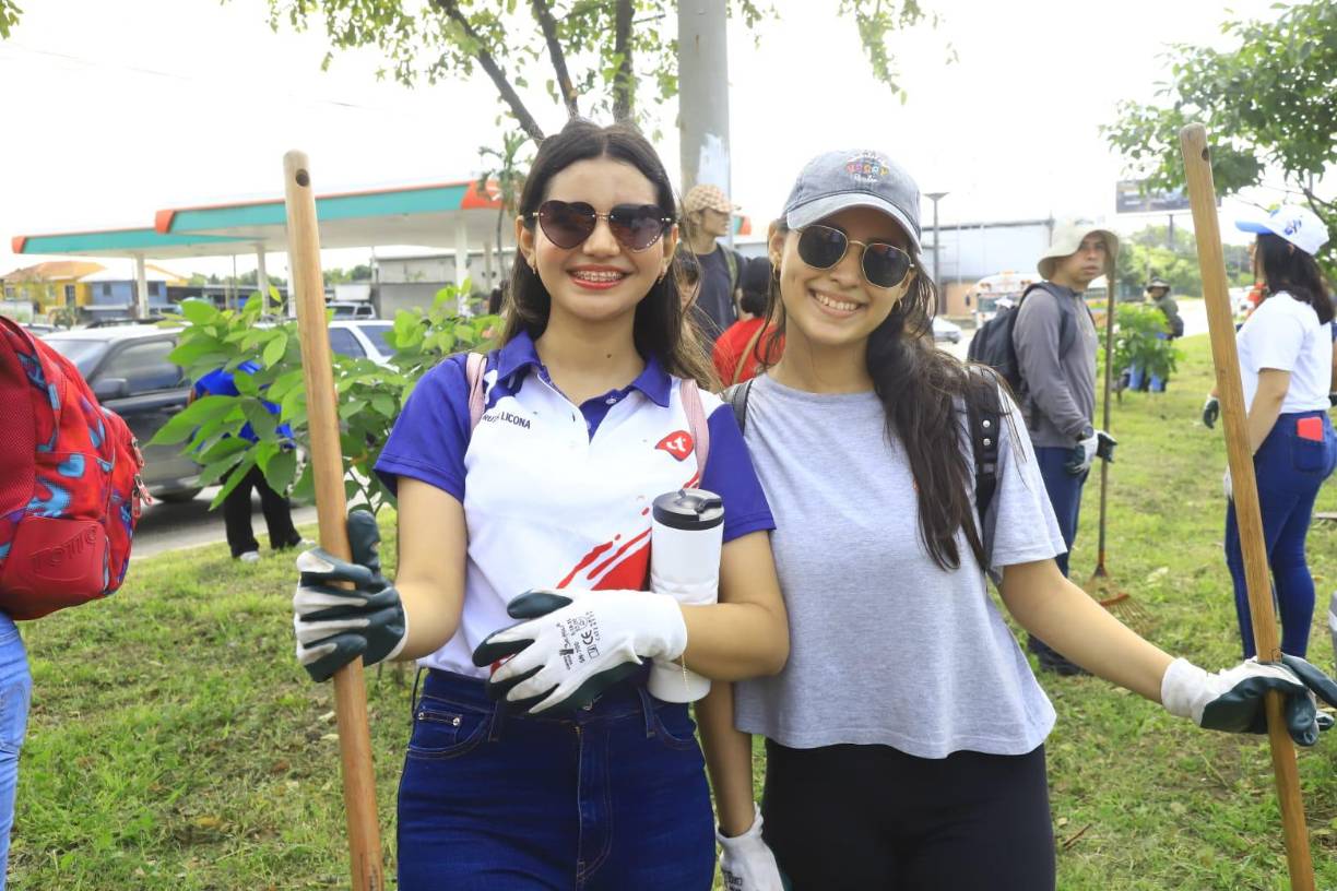 Pese al calor, estas chicas participaron con alegría. 