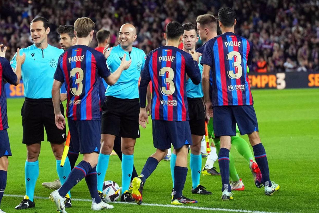 Los jugadores del Barcelona salieron al campo vistiendo la camiseta de Gerard Piqué.
