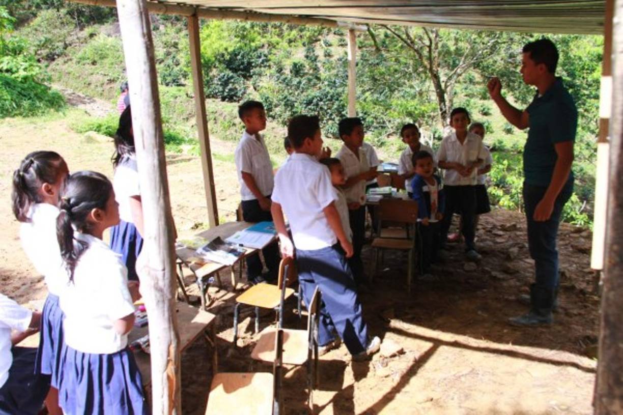 Los pequeños llegaron con una sonrisa en su cara, contentos de iniciar el año escolar, pues para ellos la mala condición en la que reciben el pan del saber no es obstáculo para aprender.<br/>