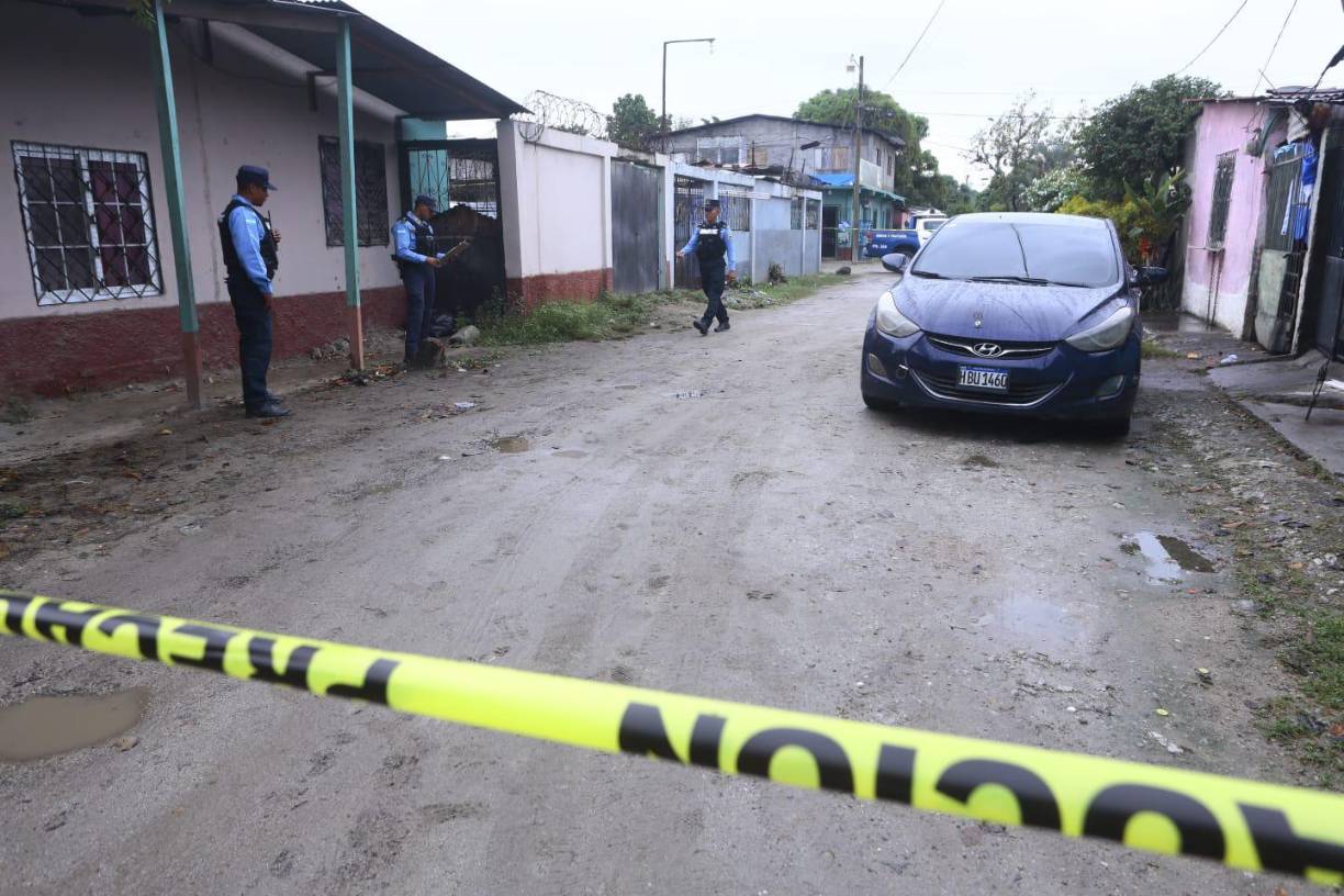 La Policía encontró varios casquillos de bala en la escena del crimen, la cual fue acordonada por las autoridades. 