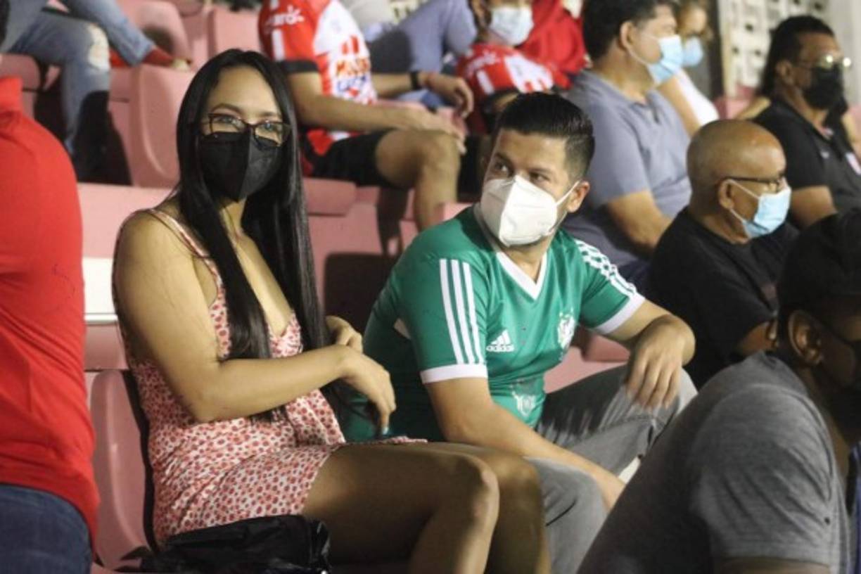 Un joven sorprendió al llegar con la camiseta del Platense de Puerto Cortés.