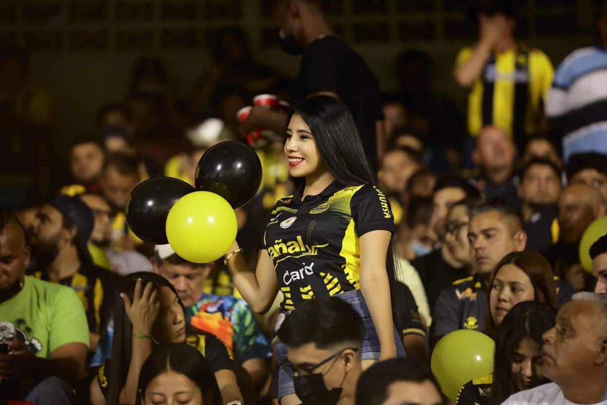 Ambientazo y lindas chicas en el Morazán con el Real España-Alajuelense por Liga Concacaf