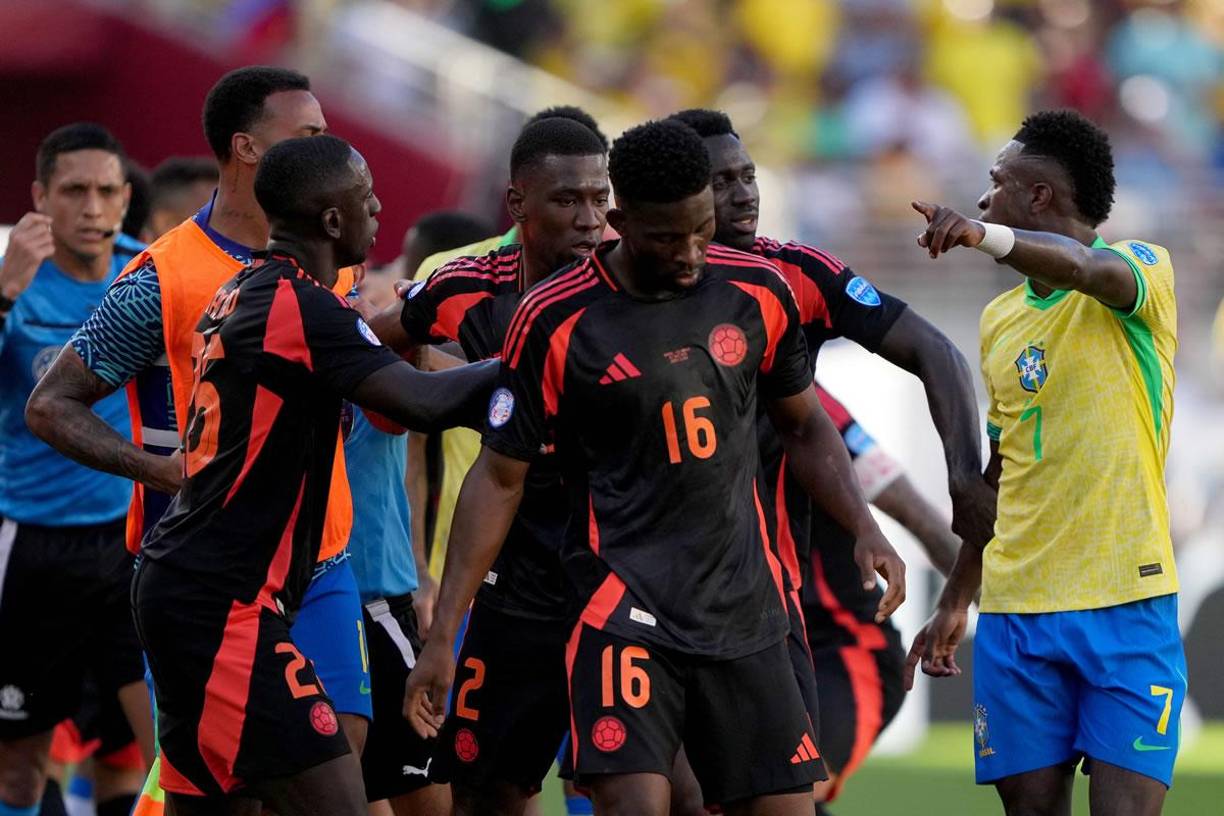 Vinicius se peleó con jugadores de Colombia en todo el partido.