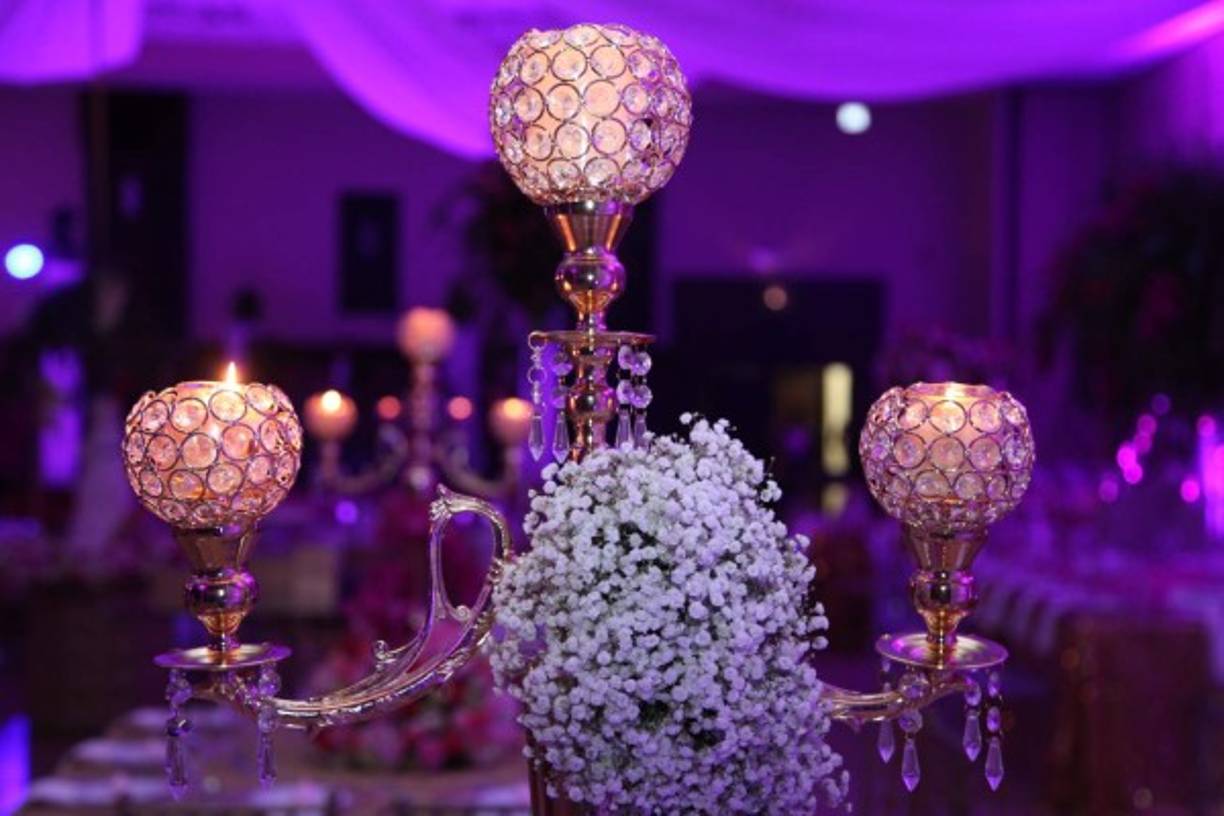 Candelabros con veladoras y flores de campo.