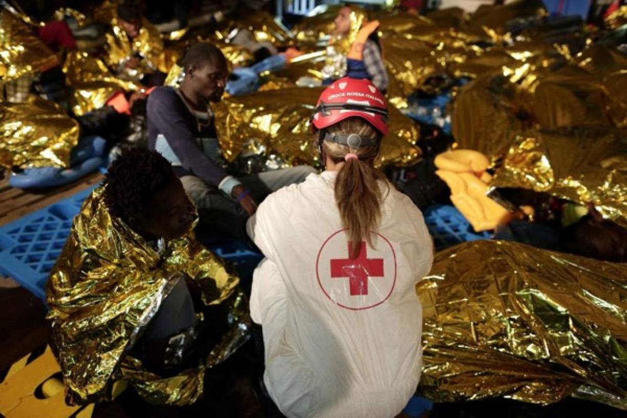 ITALIA. Rescatados de la tumba en el mediterráneo. La Marina italiana rescató de barcos que se encontraban a la deriva en el Mediterráneo a más de un centenar de inmigrantes. Foto: EFE