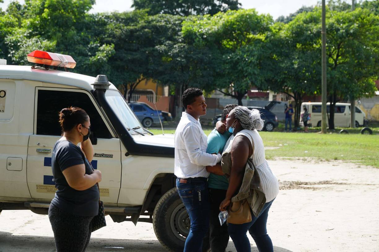 Los vecinos escucharon los disparos, pero fue hasta en la mañana que se dieron cuenta que la pareja y el anciano habían desaparecido. 