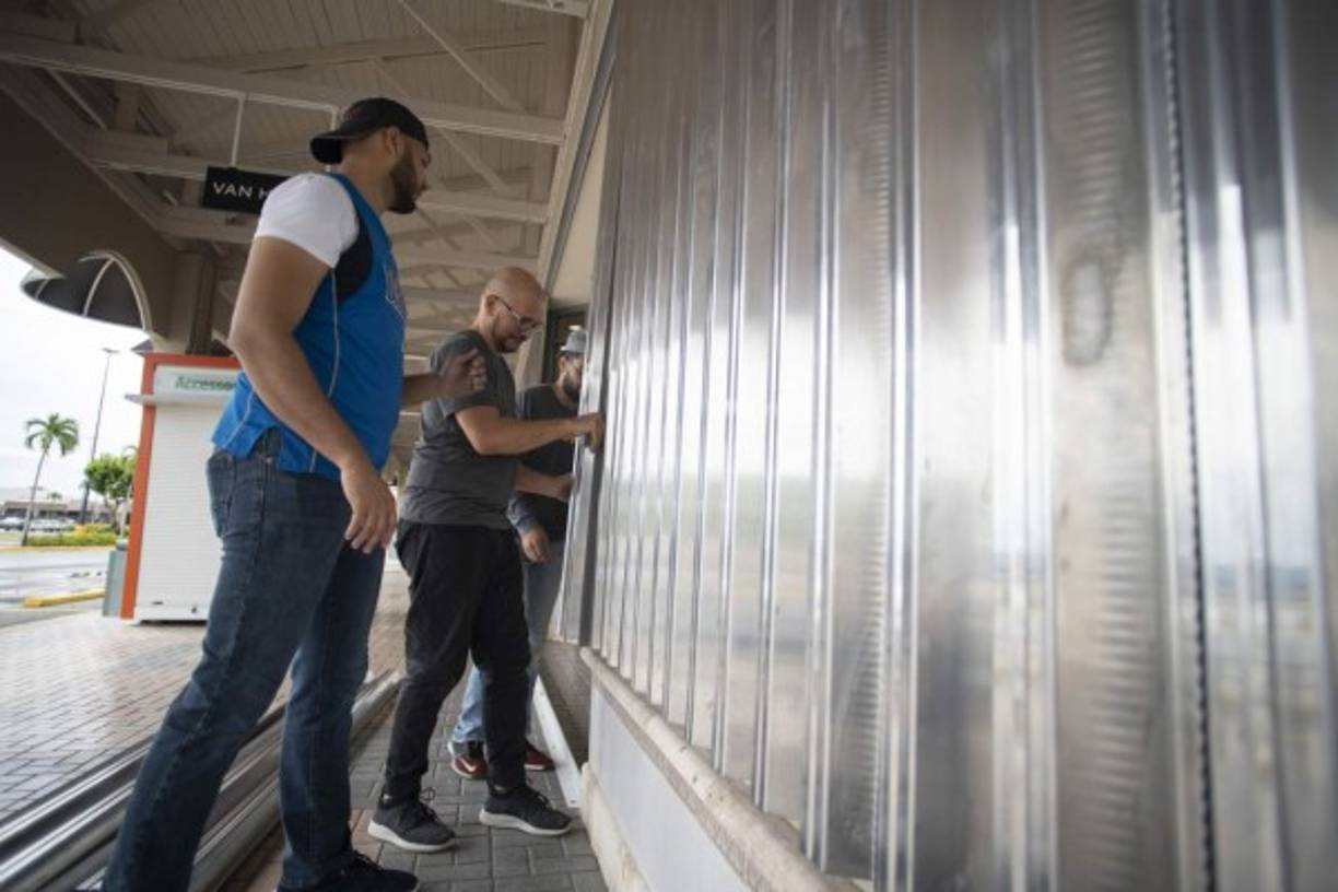 Los puertorriqueños apresuran los preparativos con el recuerdo aún fresco de la destrucción causada por el monstruoso huracán María hace dos años.