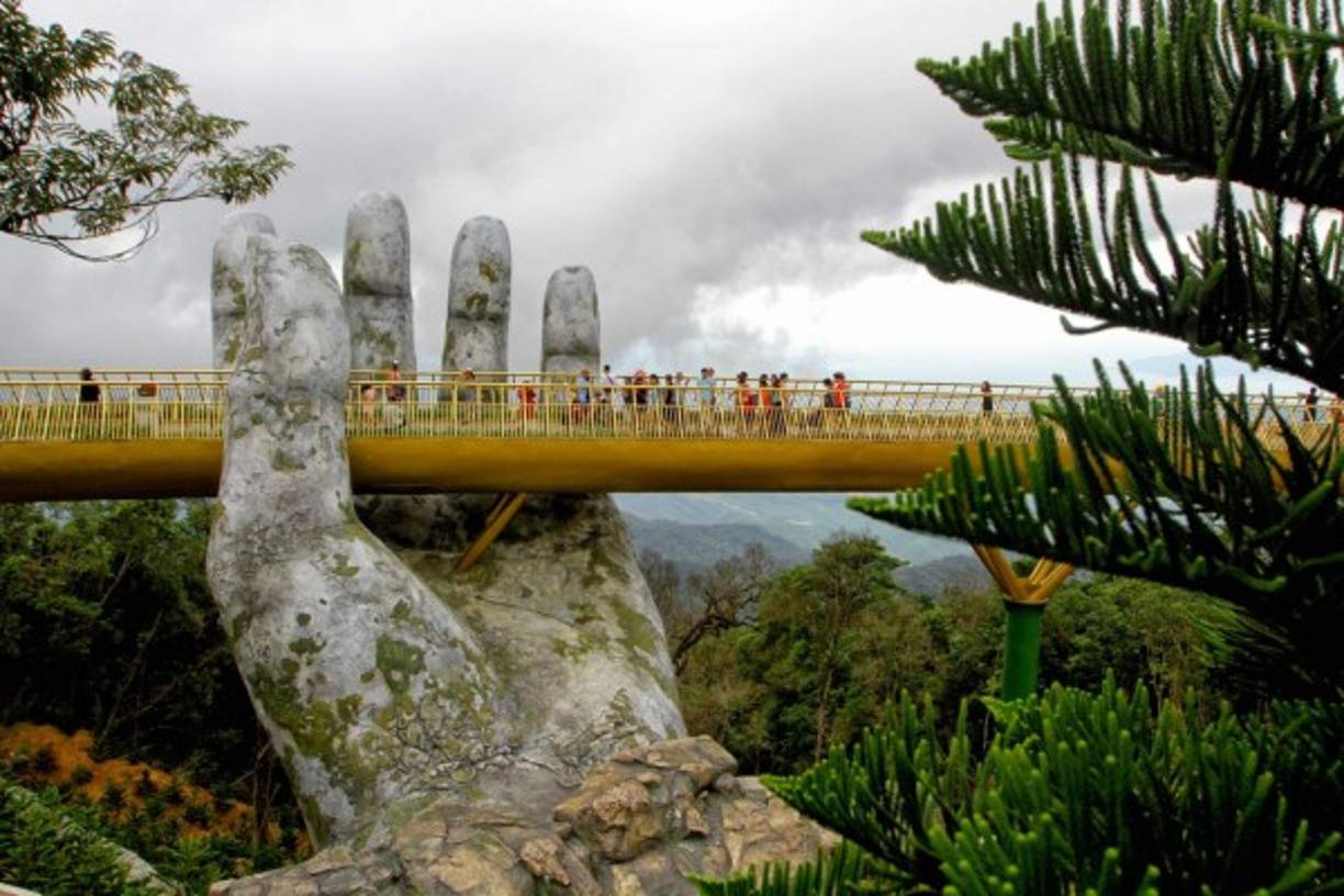 Diseñado para que los turistas sientan que están en 'las manos de Dios', el puente ha atraído ha cientos de visitantes desde su apertura en las colinas Ba Na en la ciudad de Danang.