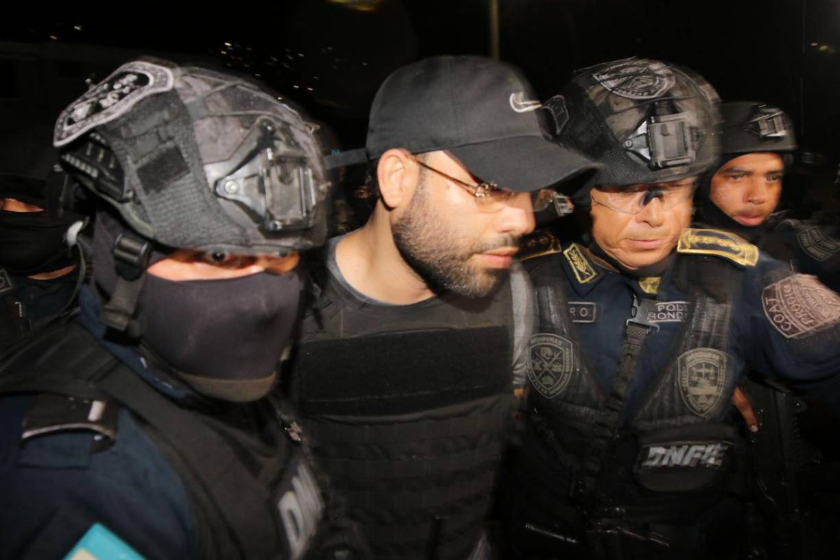 Un juez emitió este miércoles una orden de detención en contra del estadounidense Gilbert Reyes, acusado de la muerte de tres hondureñas en enero pasado en la isla de Roatán, en el Caribe de Honduras, informó una fuente judicial.