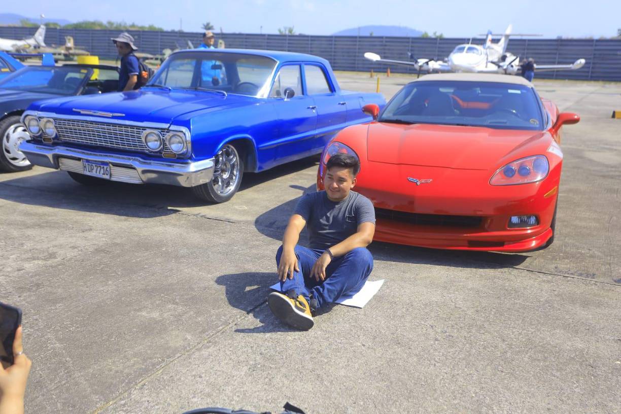  Vehículos modificados y motos son parte del evento.