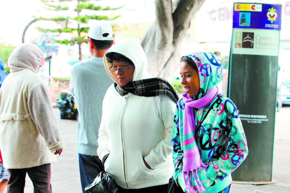 En la capital esperan temperatura máxima de 19 a 20 grados centígrados con mínima de 15 grados. Las autoridades piden a la población conducir con precaución en las carreteras por la poca visibilidad. 