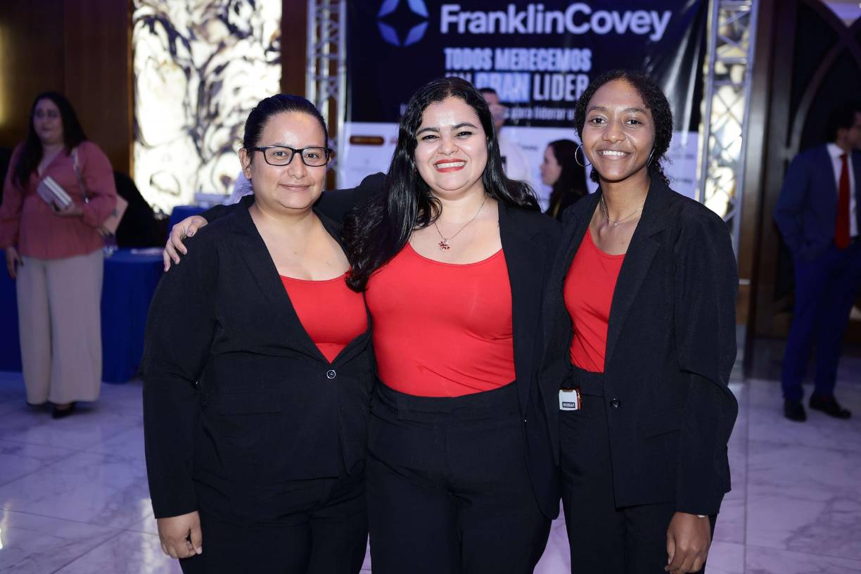 Karen Puerto, Wendoly Barahona y Susana Clother