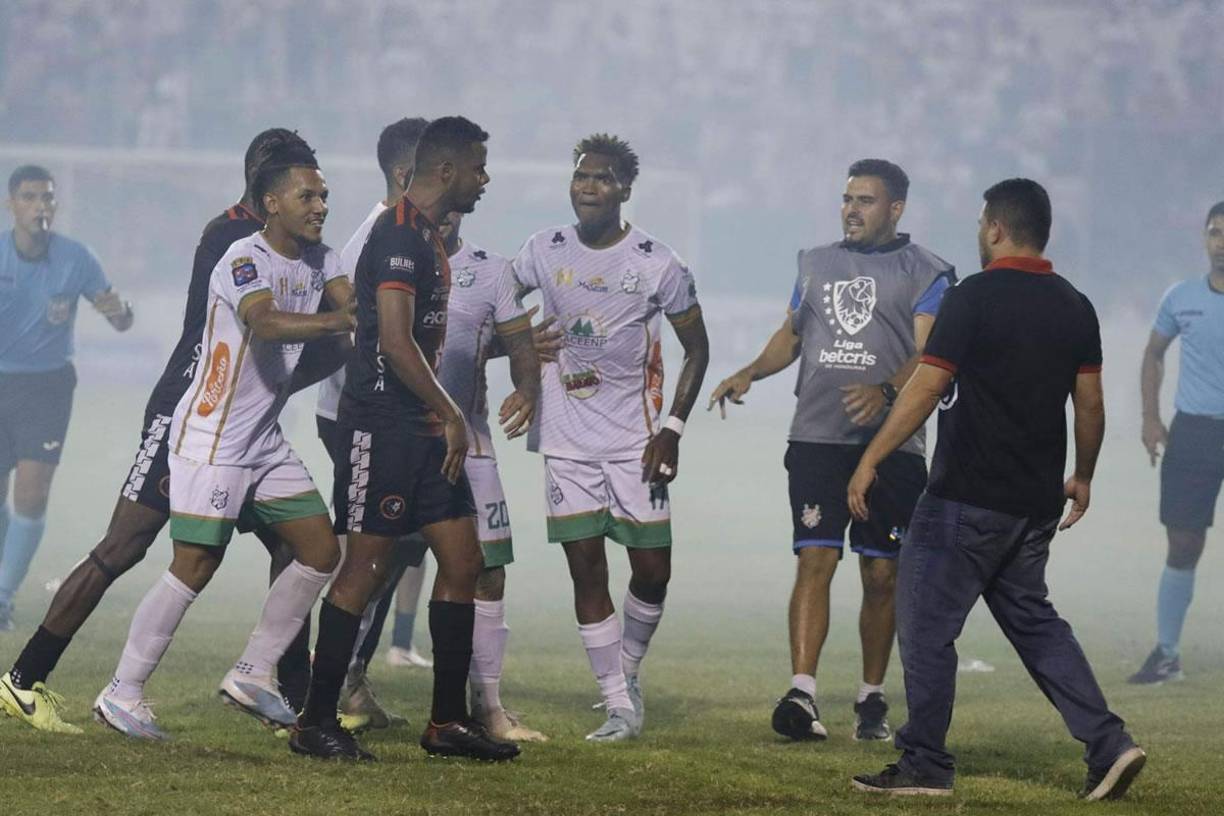 ‘Pali‘ Castillo se encaró con el defensa del Independiente, Samuel ‘Chama‘ Córdova.