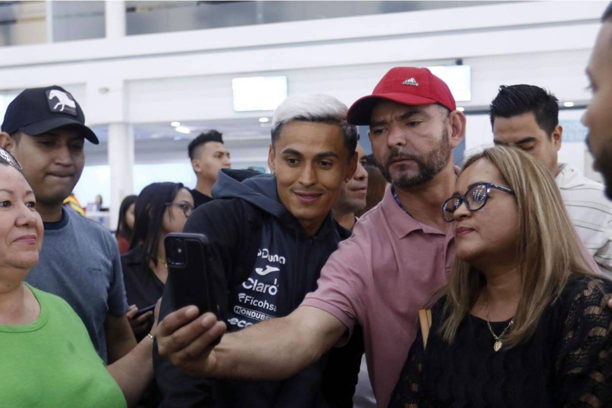 Andy Nájar no paró de tomarse fotos con los aficionados hondureños en el aeropuerto internacional Ramón Villeda Morales de San Pedro Sula.