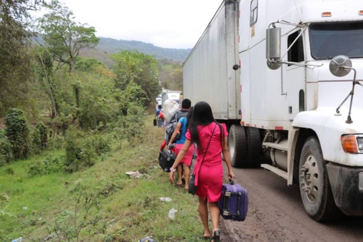 Ciudadanos caminan por la falta de transporte interurbano.