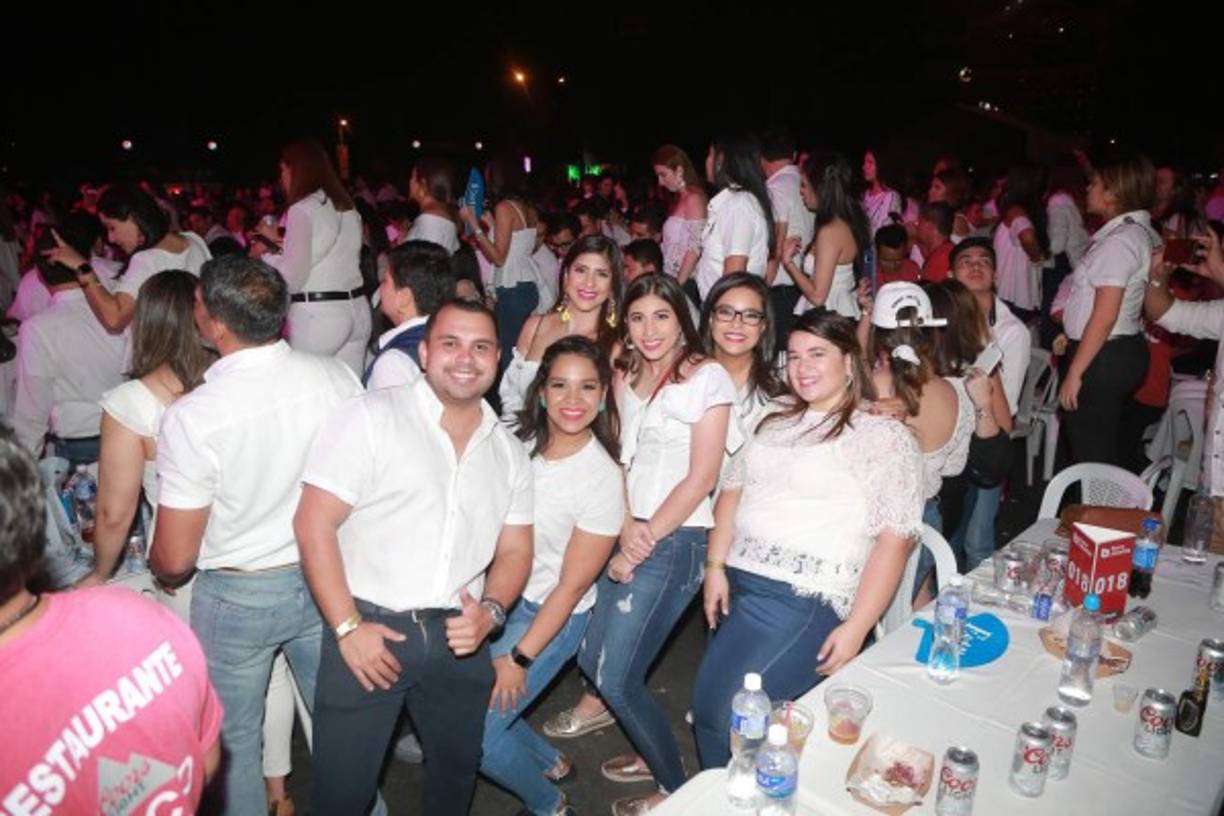 Además de dos horas de buena música, los asistentes degustaron los deliciosos bocadillos que ofrecían los más de 10 restaurantes que habían en el evento patrocinado por Pepsi, banco Atlántida, Diario La Prensa y otros.