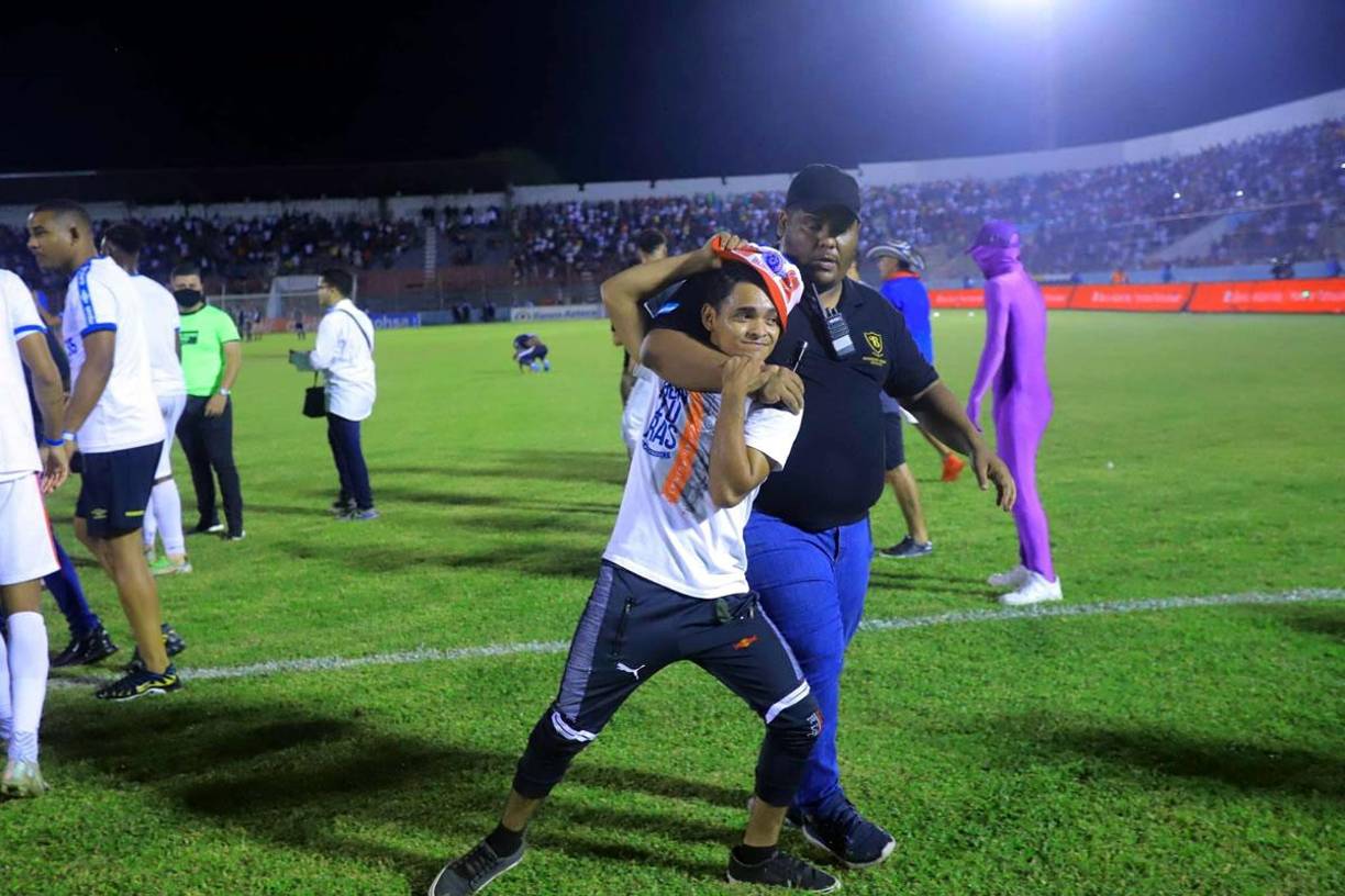 Pero la Policía Nacional y otros elementos de seguridad hicieron un buen trabajo para evitar una mayor aglomeración de aficionados en la cancha.