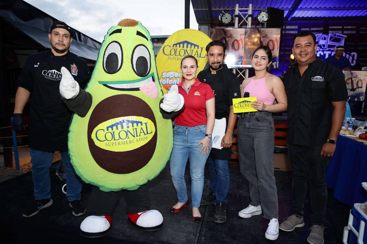 Chef Frank Arévalo junto a los hosts del evento y Francisco Pereira