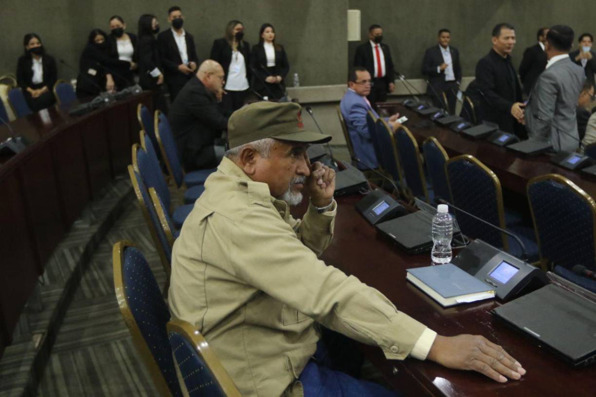 El diputado Juan Barahona (Libre) minutos antes del inicio de la segunda legislatura. 