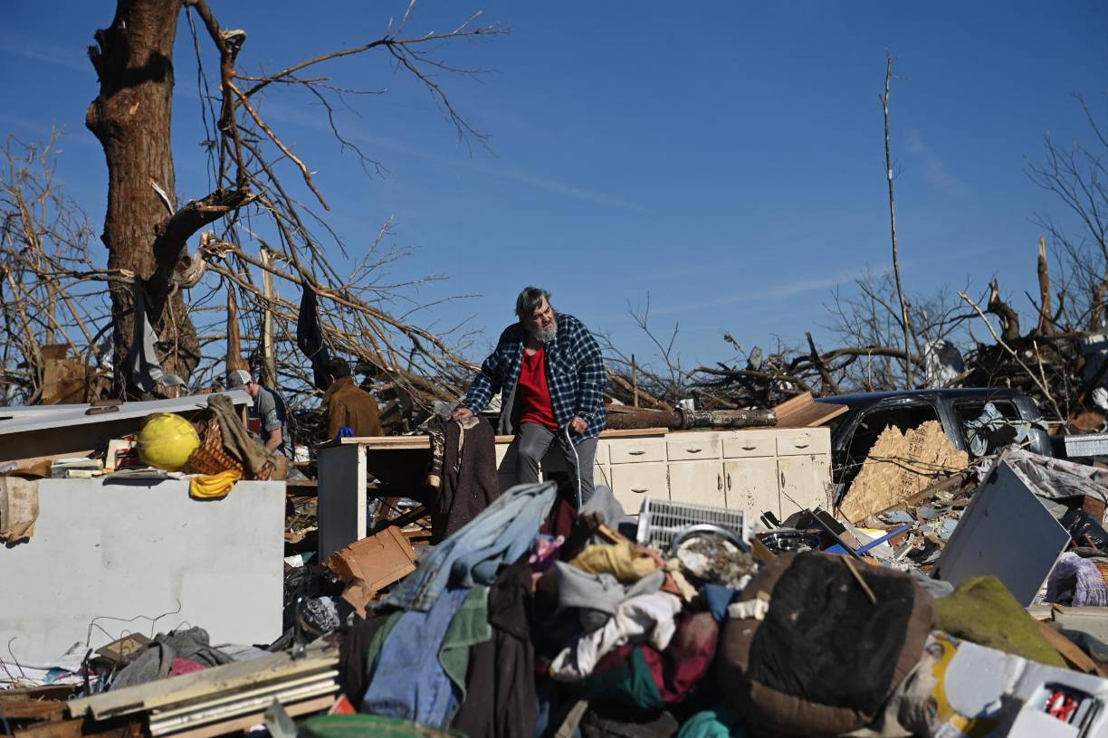 Tal fue la fuerza del gran tornado que Beshear explicó que no es que solo arrancase los tejados de los edificios, sino que los hizo “explotar”, sin importar si eran de madera, cemento o acero