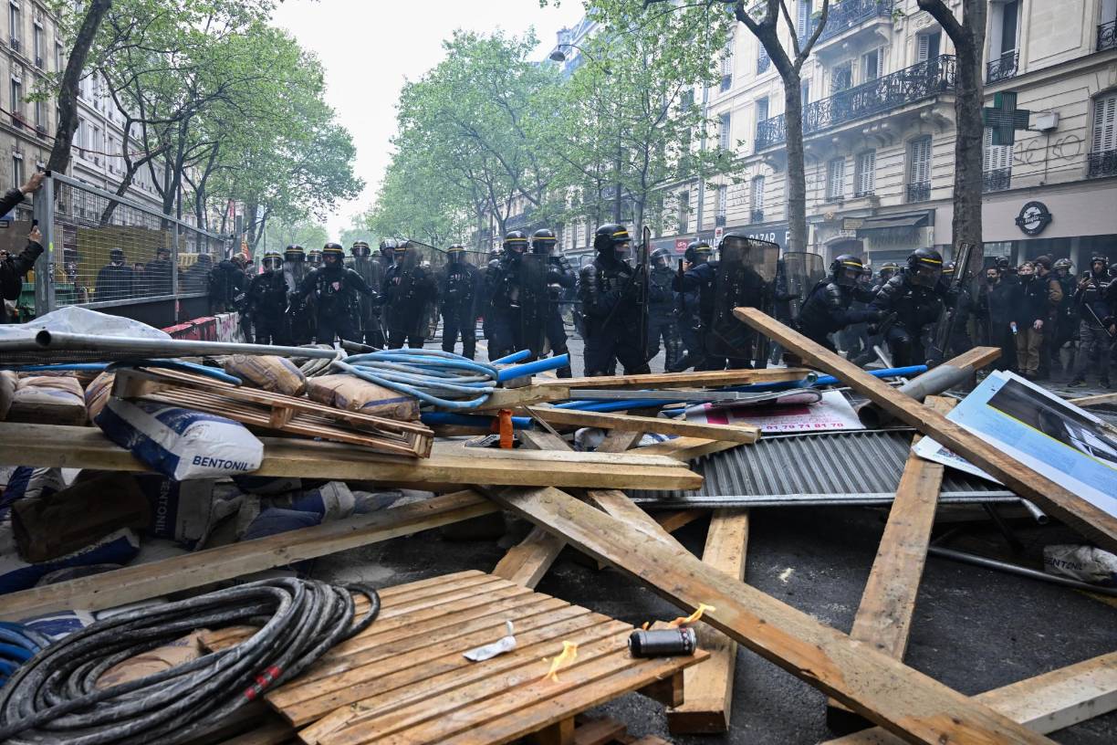 Entre los diversos desperfectos, se vieron escaparates de tiendas y de establecimientos bancarios reventados, así como contenedores y otro mobiliario urbano incendiados