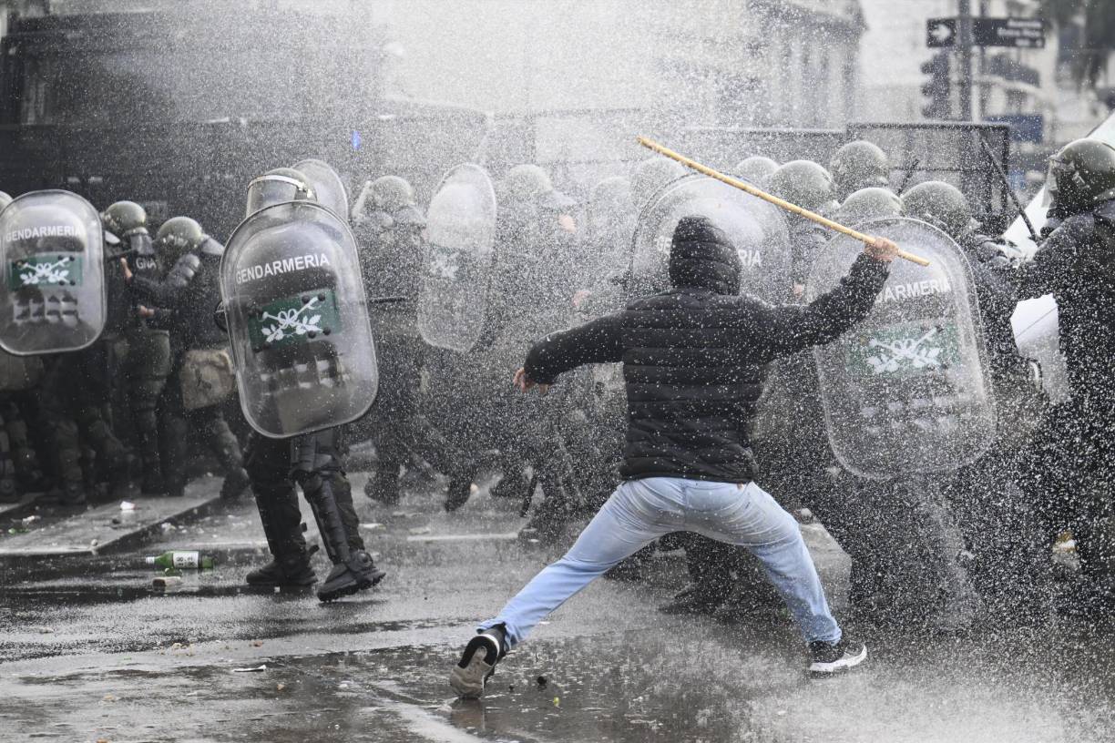 Dentro del Congreso se debatía la ley Bases, un paso crucial para el gobierno de Milei que a seis meses de comenzar no ha logrado respaldo legislativo.