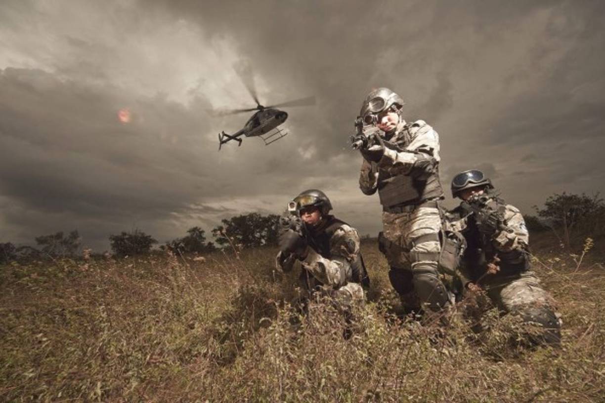 México busca por aire, tierra y mar a los 43 estudiantes desaparecidos hace 28 días en Guerrero. La fiscalía general acusó al alcalde de Iguala José Luis Abarca y su esposa de ordenar el secuestro.