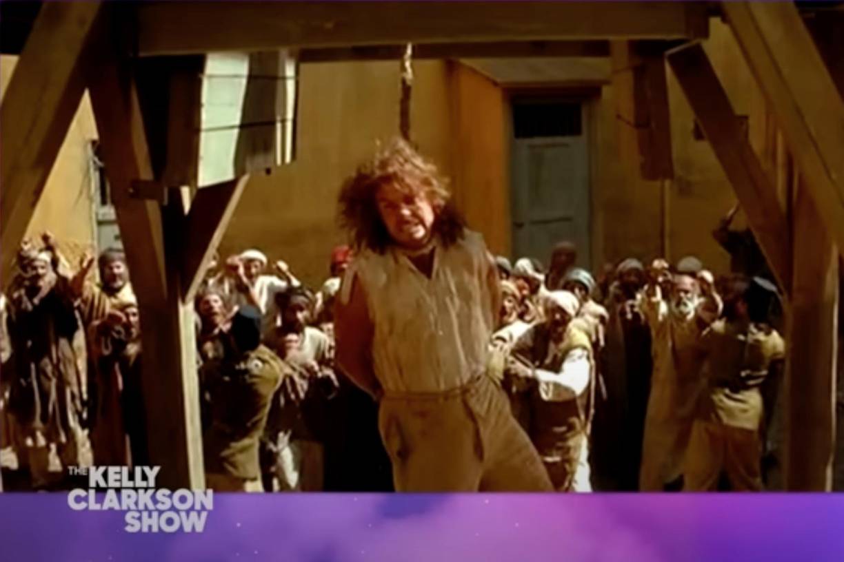 “Estaba de puntillas con la soga al cuello y el director Stephen Sommer vino y me dijo: ‘Hey, no parece que realmente te estés asfixiando’”, comenzó narrando y agregó que, ante ello, tuvo que esforzarse un poco más. “De acuerdo, bien, una toma más”, recordó haber pensado entonces.