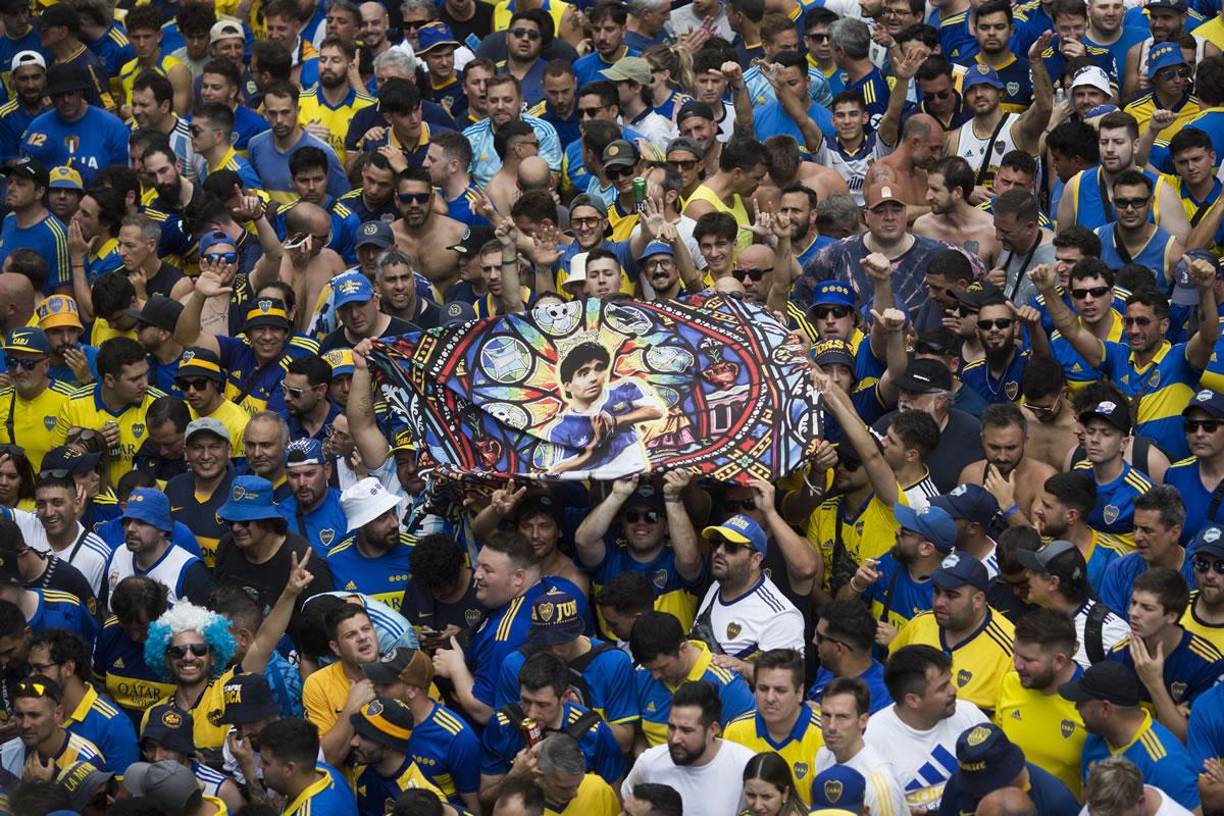 Diego Armando Maradona siempre presente entre los aficionados de Boca Juniors. Ídolo argentino y xeneize.