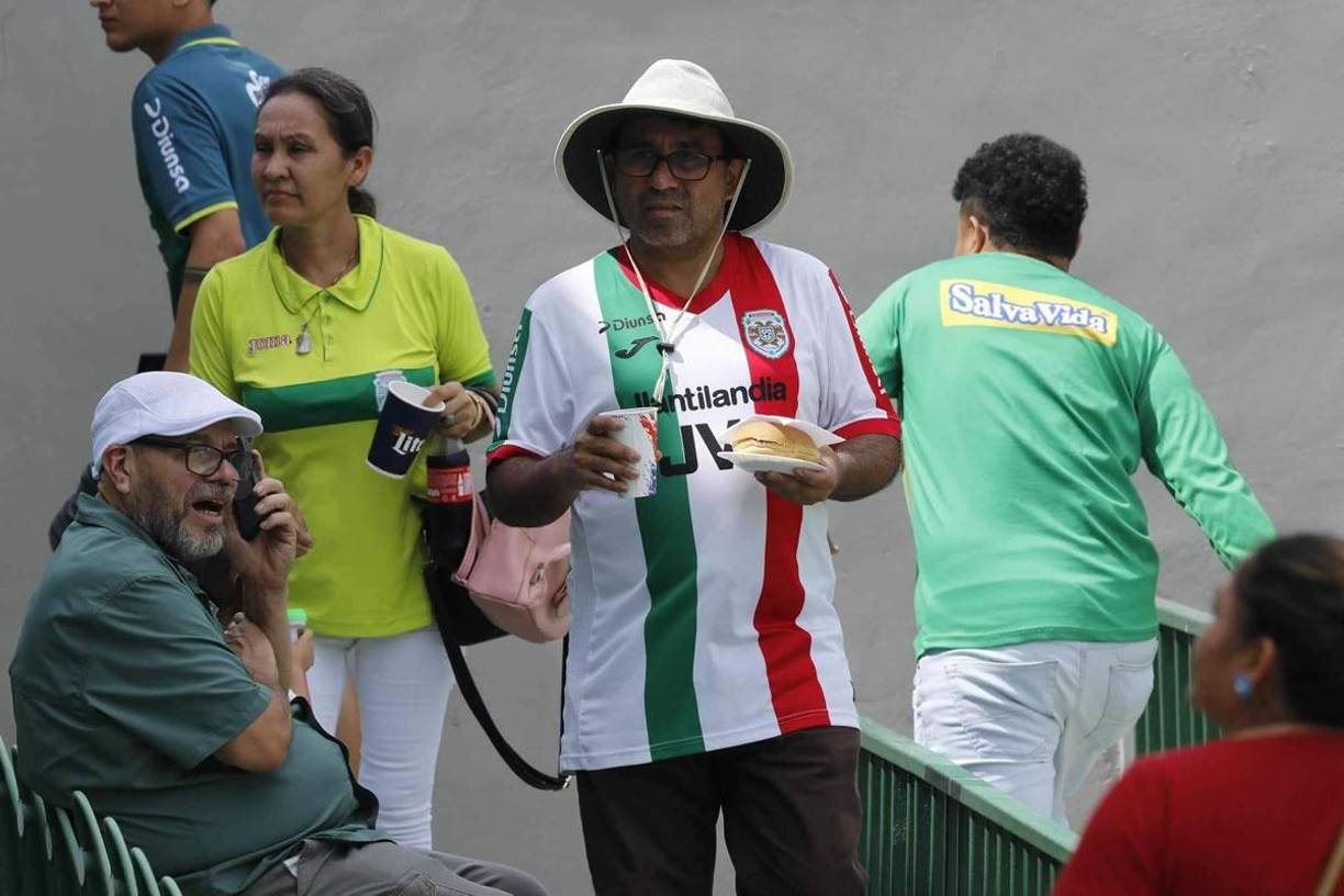 Las chicas que adornaron el derbi Marathón-Real España en el Yankel